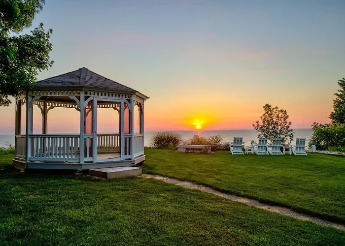 Spacious A-Frame With Lake Michigan Views & Hot Tub-Family Friendly